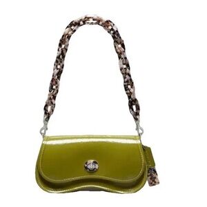 Coach- Wavy Dinky Bag
In Crinkle Patent Coachtopia Leather Olive Green